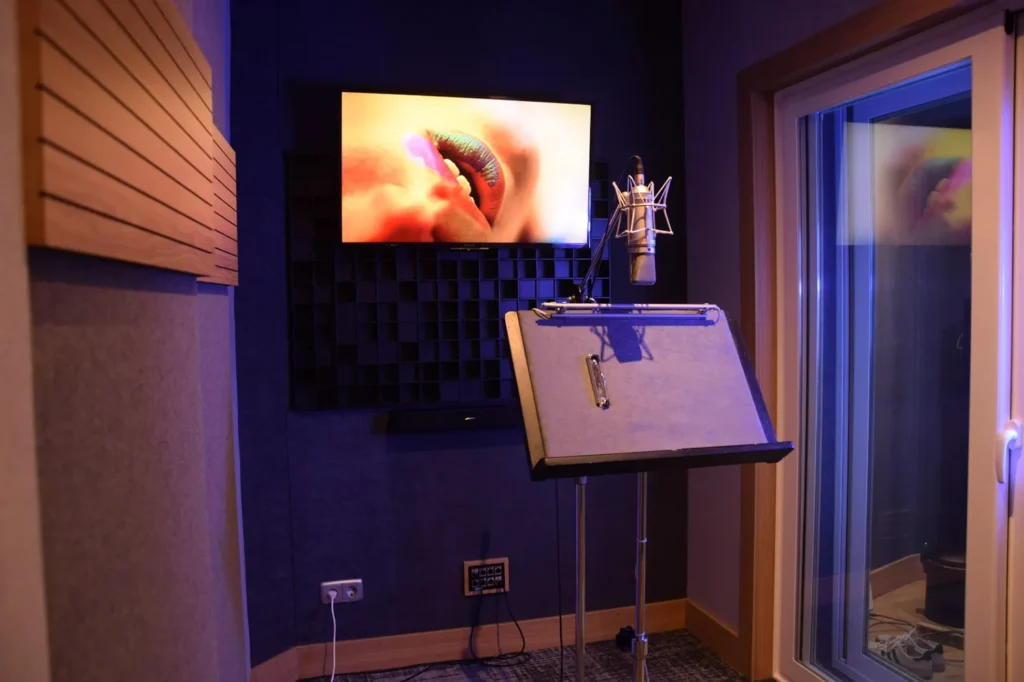 Locutorio insonorizado con micrófono neumann y TV OLED