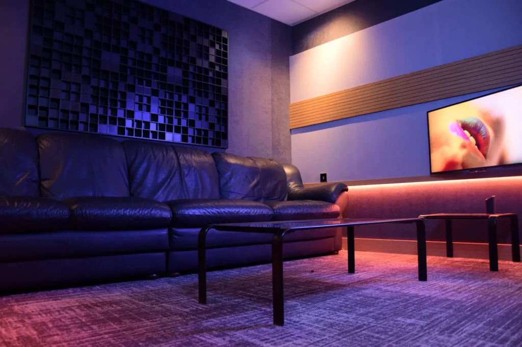 Zona de descanso estudio de sonido con insonorización